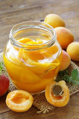 konserve şeftali meyve cam kavanozda