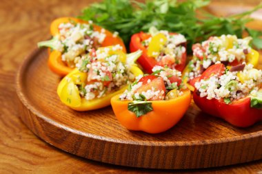 sebzeli kuskus salatası yemek biber dolması