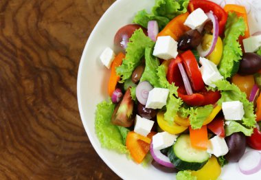 Beyaz peynir, domates, zeytin ve yeşil marul ile geleneksel Yunan salatası