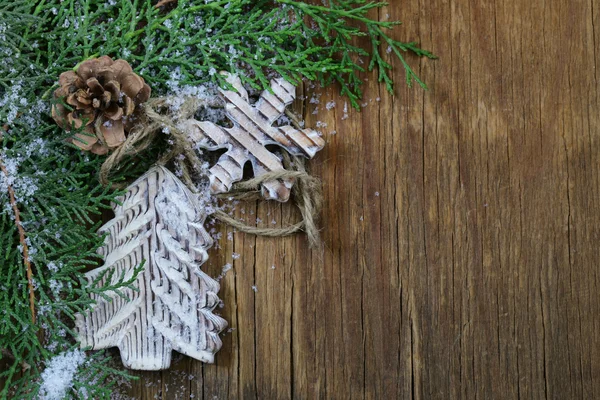 Arborvitae κλαδιά έλατου με ξύλινα χριστουγεννιάτικα διακοσμητικά παιχνίδια — Φωτογραφία Αρχείου
