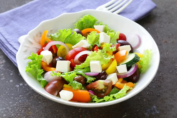 Beyaz peynir, domates, zeytin ve yeşil marul ile geleneksel Yunan salatası — Stok fotoğraf
