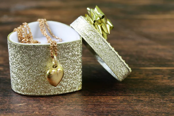 Zlaté šperky - řetěz náhrdelník se srdcem — Stock fotografie