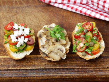 İtalyan meze bruschetta domates, zeytin, peynir ve mantar ile