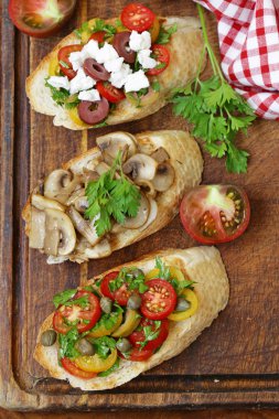 İtalyan meze bruschetta domates, zeytin, peynir ve mantar ile