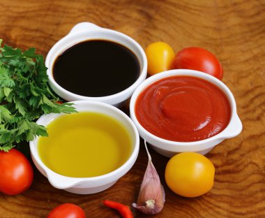 geleneksel İtalyan soslar - balsamik sirke, domates sosu ve zeytin yağı