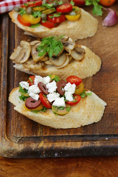 İtalyan meze bruschetta domates, zeytin, peynir ve mantar ile