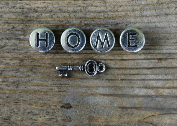 La parola "HOME" scritta in lettere metalliche — Foto Stock