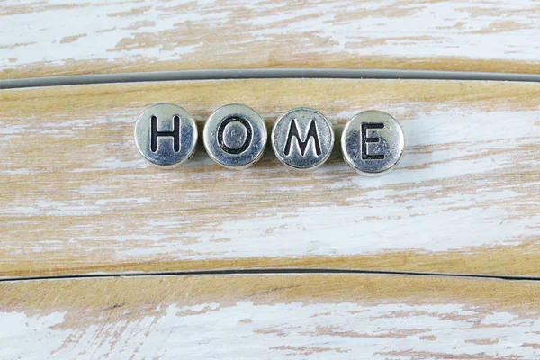 La parola "HOME" scritta in lettere metalliche — Foto Stock