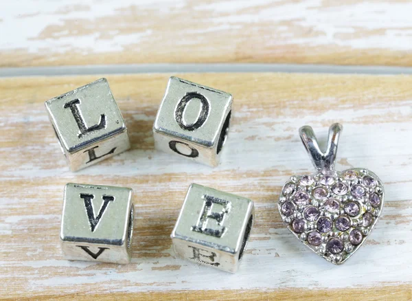 Ordet "Kärlek" skrivet med metall bokstäver — Stockfoto