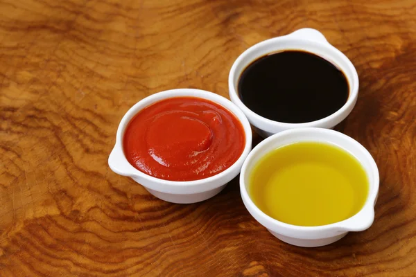 Sauces italiennes traditionnelles - vinaigre balsamique, sauce tomate et huile d'olive — Photo