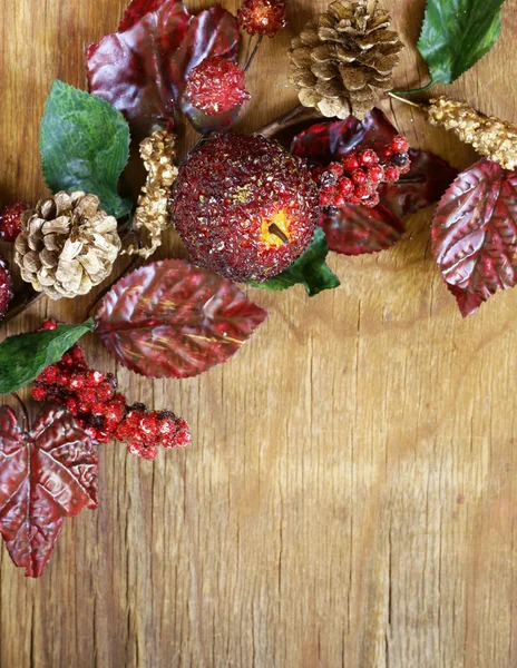 Φθινοπωρινή σύνθεση με τα φρούτα και τα φύλλα διακοσμήσεις για διακοπές των ευχαριστιών — Φωτογραφία Αρχείου