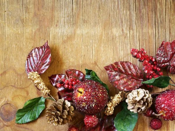 Höstlig sammansättning med frukter och blad dekorationer för Thanksgiving semester — Stockfoto