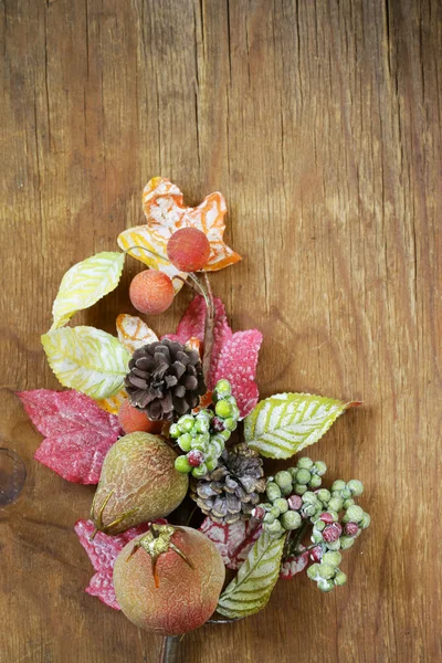 Composición otoñal con decoraciones de frutas y hojas para la fiesta de Acción de Gracias —  Fotos de Stock