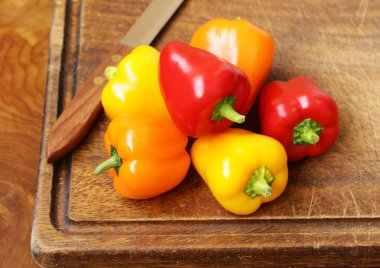 Tahtada taze organik dolma biber.