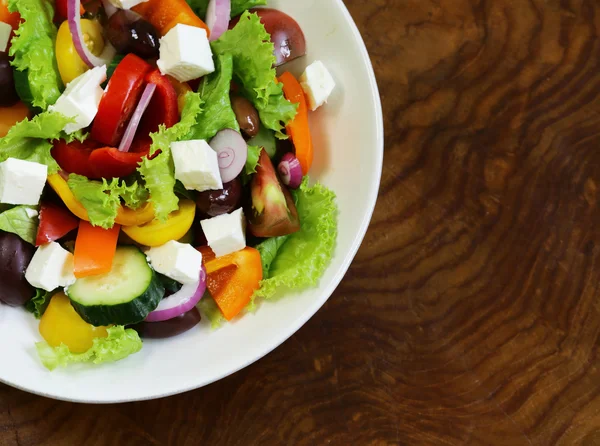 Beyaz peynir, domates, zeytin ve yeşil marul ile geleneksel Yunan salatası