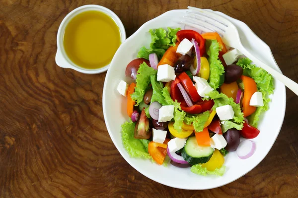 Traditional Greek salad with feta cheese, tomatoes, olives and green lettuce — Stock Photo, Image