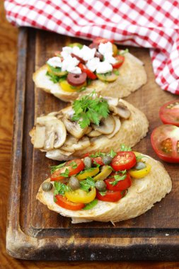 İtalyan meze bruschetta domates, zeytin, peynir ve mantar ile