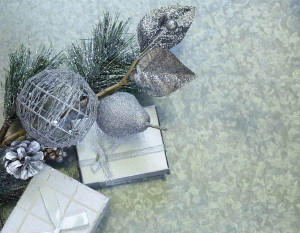 Ramas de abeto de fondo de Navidad con decoraciones de plata y caja de regalo — Foto de Stock