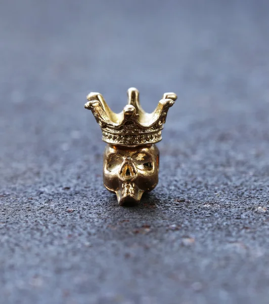 Golden metal skull with a gold crown — Stock Photo, Image