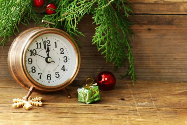 Çam dalları, süslemeleri ve eski saat Noel kompozisyonu