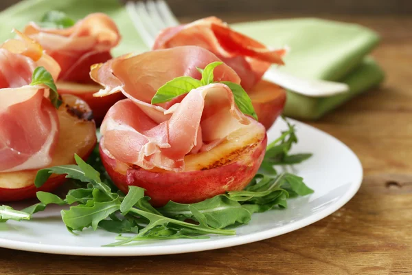 Italian appetizer grilled peaches with parma ham — Stock Photo, Image