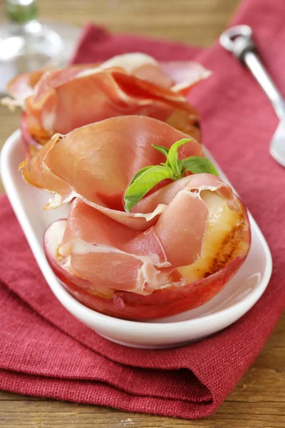 Italiaans voorgerecht gegrilde perziken met parmaham — Stockfoto