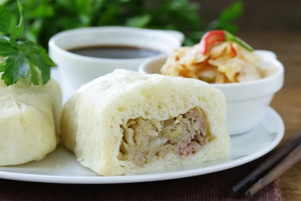 Korean steam meat pies (pigodi) served with soy sauce and kimchi — Stock Photo, Image