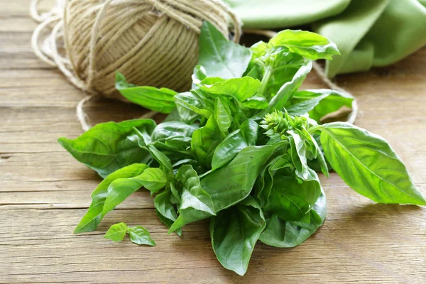 Albahaca verde fresca orgánica en una mesa de madera — Foto de Stock