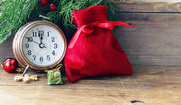 Composición navideña con ramas de abeto, decoraciones y reloj antiguo —  Fotos de Stock