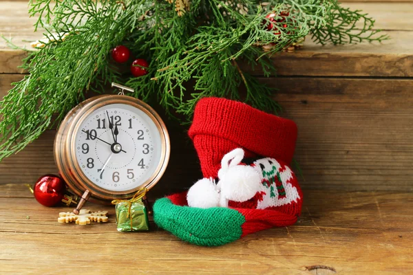 Composición navideña con ramas de abeto, decoraciones y reloj antiguo — Foto de Stock