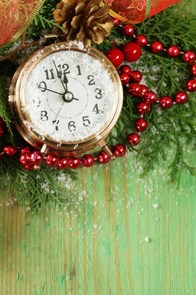 Composición navideña con ramas de abeto, decoraciones y reloj antiguo —  Fotos de Stock