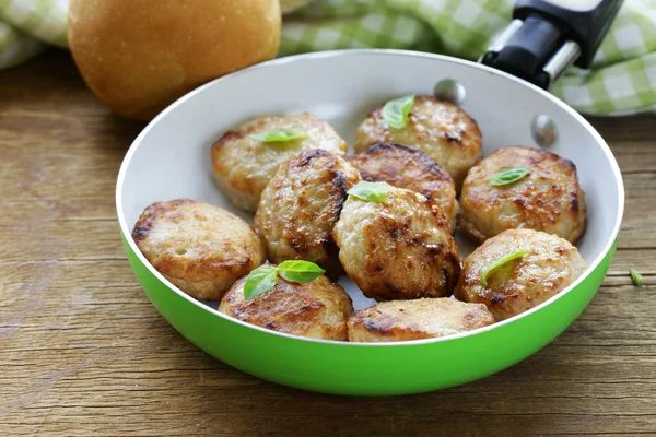 Fried meat burgers (cutlets) in a frying pan — Stock Photo, Image