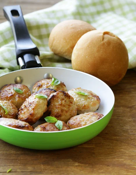 Fried meat burgers (cutlets) in a frying pan — Stock Photo, Image