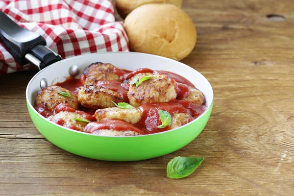 Albóndigas fritas en salsa de tomate con albahaca — Foto de Stock