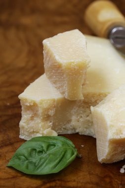 parça ahşap tahta üzerinde doğal parmesan peyniri