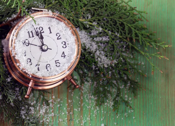 Composición navideña con ramas de abeto, decoraciones y reloj antiguo —  Fotos de Stock