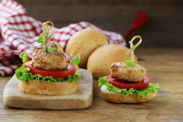 Aperitivo mini hamburguesas con tomates, lechuga y bolas de carne — Foto de Stock