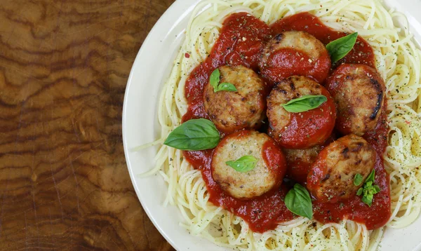 Italienisches Essen Pasta - Spaghetti mit Tomatensauce und Frikadellen — Stockfoto