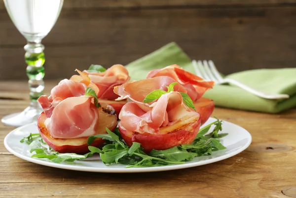 Italian appetizer grilled peaches with parma ham — Stock Photo, Image