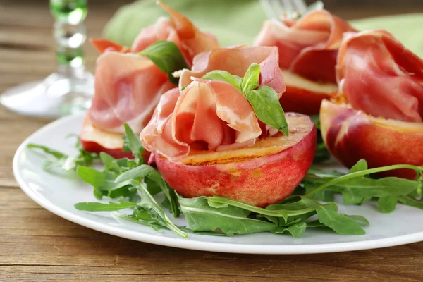 Italian appetizer grilled peaches with parma ham — Stock Photo, Image