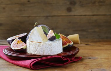 Taze incir ile beyaz kalıp (Camembert, Brie) ile peynir