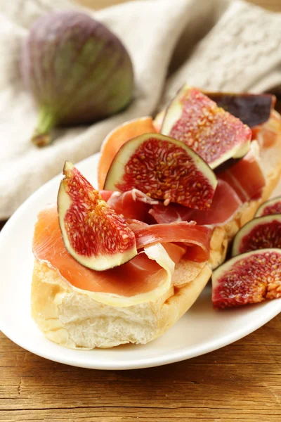 Gourmet sandwich with smoked ham (Parma) and sweet figs — Stock Photo, Image
