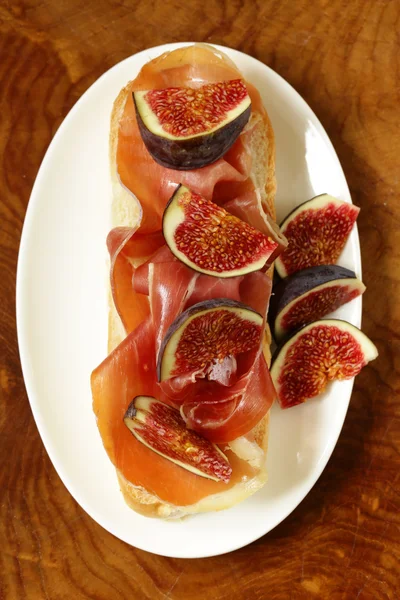 Gourmet sandwich with smoked ham (Parma) and sweet figs — Stock Photo, Image