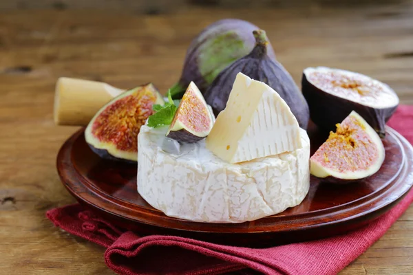 Fromage à la moisissure blanche (Camembert, Brie) aux figues fraîches — Photo