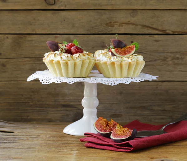 Tartes de sobremesa de massa de shortcrust com merengue e frutas — Fotografia de Stock