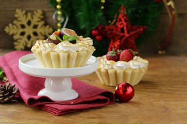 tatlı tartlets beze ve meyve Noel için tedavi