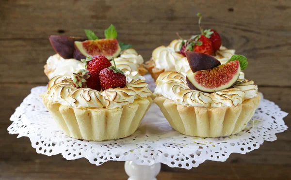 Tartlets deser z ciasta francuskiego z beza i owoców — Zdjęcie stockowe