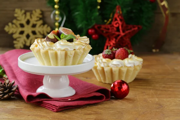Tartaletas de postre con merengue y fruta para el regalo de Navidad —  Fotos de Stock