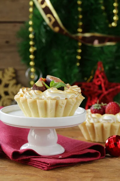 Tartaletas de postre con merengue y fruta para el regalo de Navidad —  Fotos de Stock