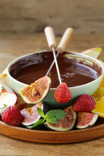 Schokoladenfondue mit verschiedenen Früchten - einfaches und köstliches Dessert — Stockfoto